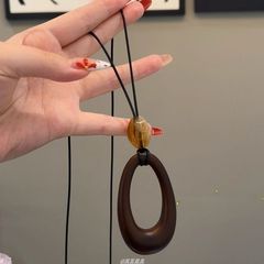 原宿风~黑皮绳镂空椭圆吊坠项链女2025新款小众设计民族风毛衣链