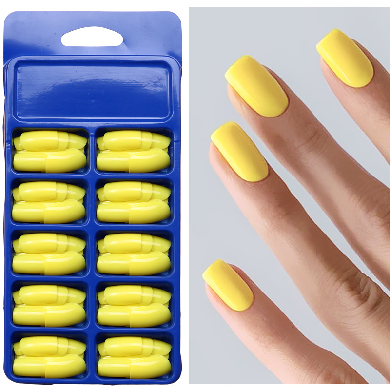 120 piezas de uñas falsas de color sólido desnudas cuadradas cortas desmontables de uñas en una caja azul
