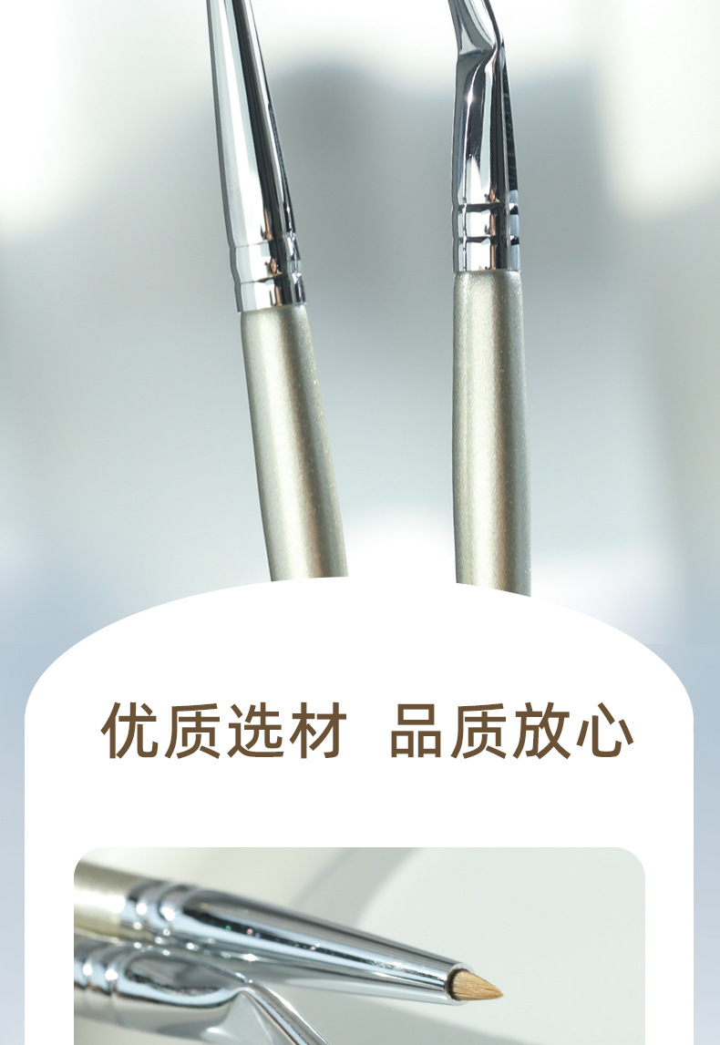 This is the same style of Guo Xiaoniu's corner-folded eyeliner brush, which is used for fine painting of the eye details from the lower eyelid to the tear trough. It is specially designed for makeup undefined