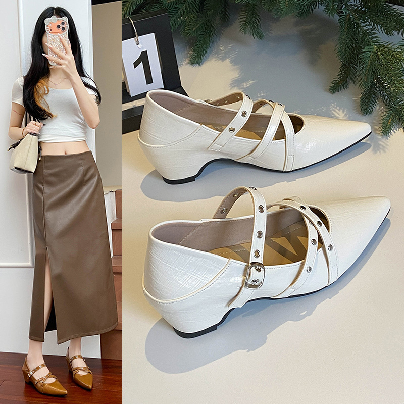 Retro Mary Jane shoes with hidden heel, high heels with studs wedge heel, spring 2026 collection, French vintage style