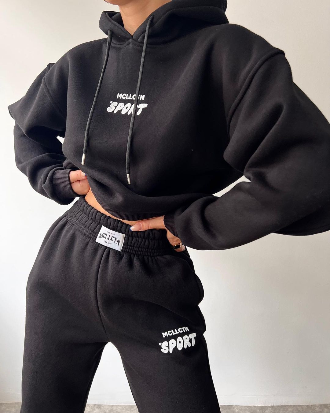 2024 Herbst/Winter neues lässiges Plüsch-Langarm-Kapuzenpullover- und Hosen-Set mit bedrucktem Kapuzenpullover_voghion.com