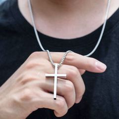 国境を越えた欧米の宝飾品ステンレスクロスペンダント流行ヒップホップトランポリン男性学生ネックレスチタン鋼セーター