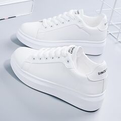 女性用の白い靴、厚底、2025年春の多用途学生靴、韓国風のトレンディなフラットシューズ、白いカジュアルシューズ、通気性のあるスニーカー