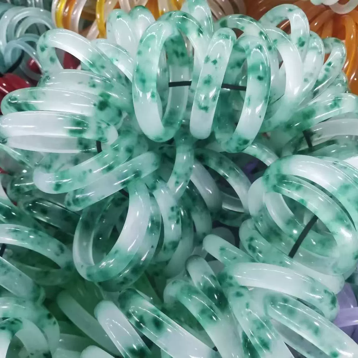 批发独龙玉冰种飘花玉手镯冰种飘翠石英岩玉镯子玉石手镯