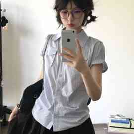 蓝色条纹衬衫女款2026新款夏季设计感修身短款高级感减龄洋气衬衣