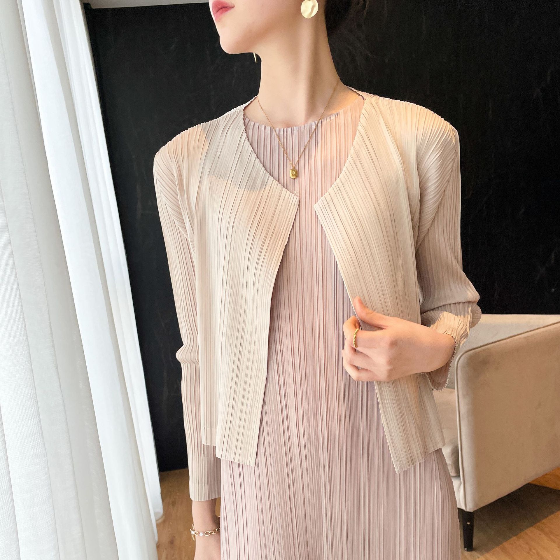 Cárdigan plisado de alta gama con calidad superior para otoño y primavera, chaqueta básica versátil de manga larga, delgada, de color sólido y corte ajustado.