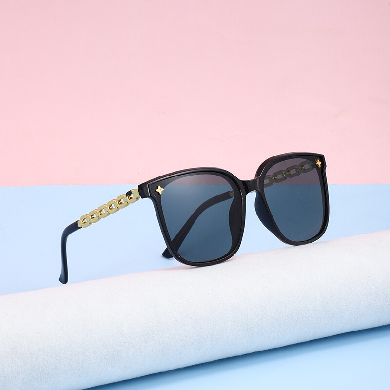 Fashion Large Frame Chain Sunglasses for Men and Women Street Photoshoot Anti-UV Glasses Tiktok Internet Popular Red Riding Book Same Style Sunglasses Fashion Large Frame Chain Sunglasses for Men and Women Street Photoshoot Anti-UV Glasses Tiktok Internet Popular Red Riding Book Same Style Sunglasses
