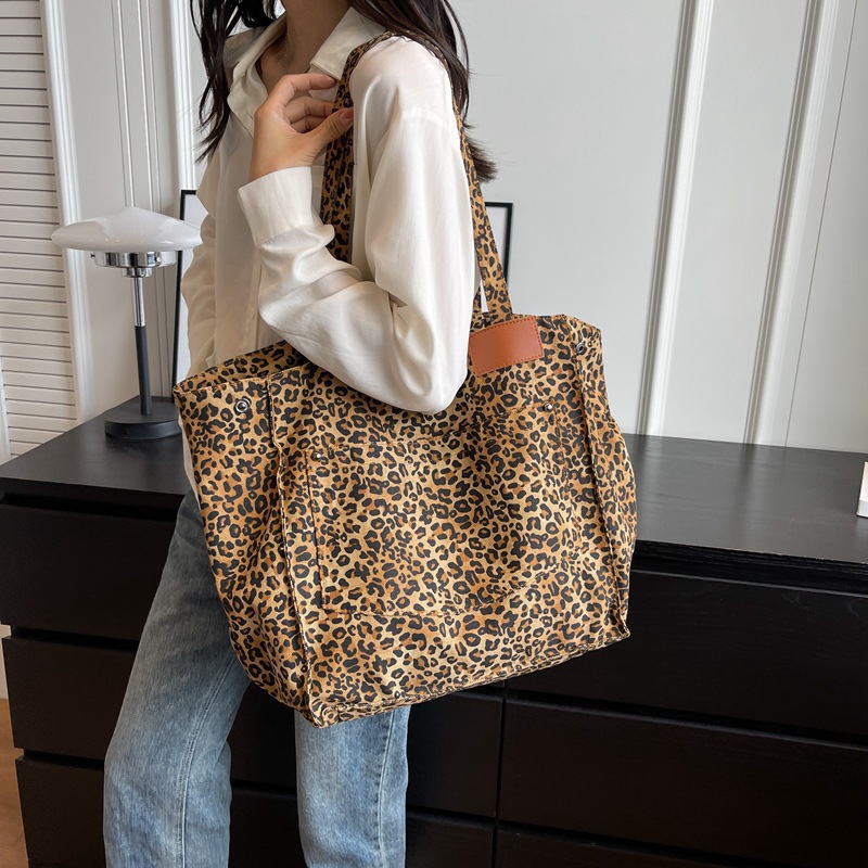 Bolsa de leopardo de comercio exterior mochila inclinada nueva calle frita de Flores rotas en el otoño de 2024 bolsa de mujeres explosivas transfronterizas tote de gran capacidad