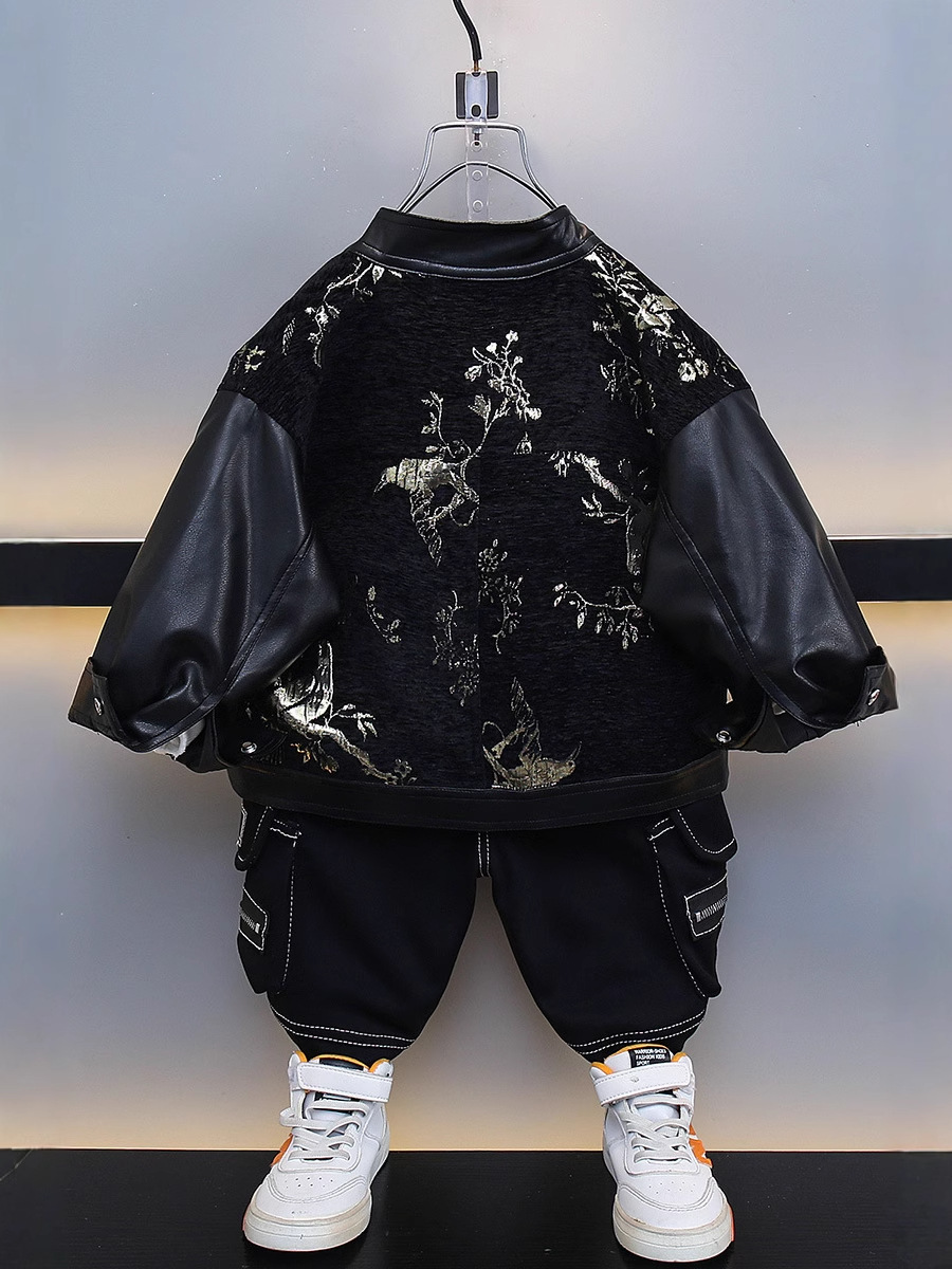 7696 niños más chaqueta de cuero de terciopelo chaqueta de costura otoño e invierno marea 2025 nueva chaqueta de cuero PU de cuello alto de estilo chino para niños