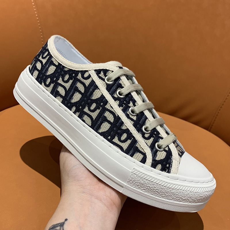 2024 nuevos zapatos de lona bajos de suela gruesa para primavera y verano para mujer D Home presbicia bordado Casual boca poco profunda zapatos individuales más fácil para combinar zapatillas de deporte