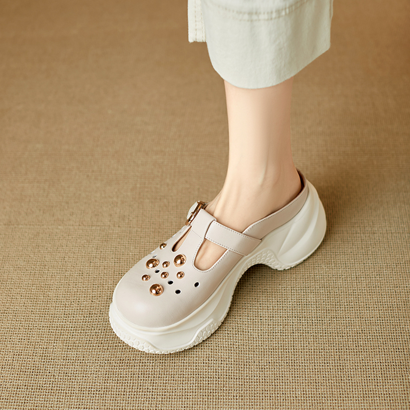 Dép sandal nữ quai chữ V đế dày bít mũi phong cách trẻ trung — đen