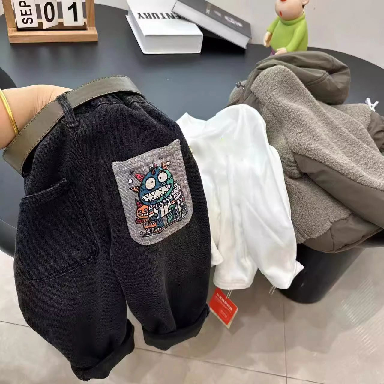 Ropa infantil para niños con jeans de terciopelo más grueso en invierno nuevos niños en un troje de terciopelo de grano de oro pantalones de invierno para bebés image 3