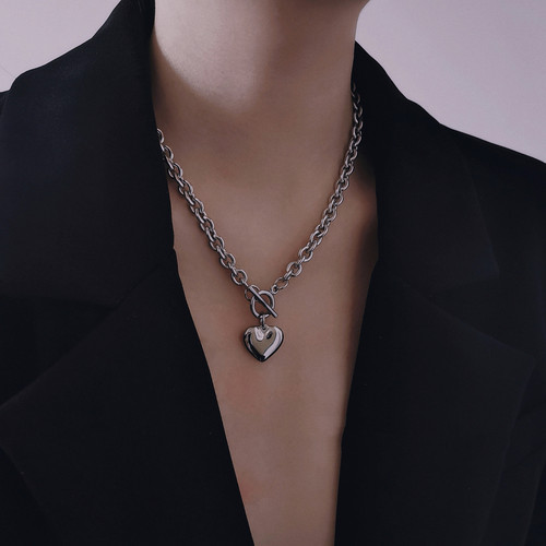 Niche Design Instagram-Worthy Heart-Shaped Pendant Clavicle Chain with OT Clasp | Internet-Famous Hip-Hop Disco-Ready Cold-Style Heart Necklace for Women