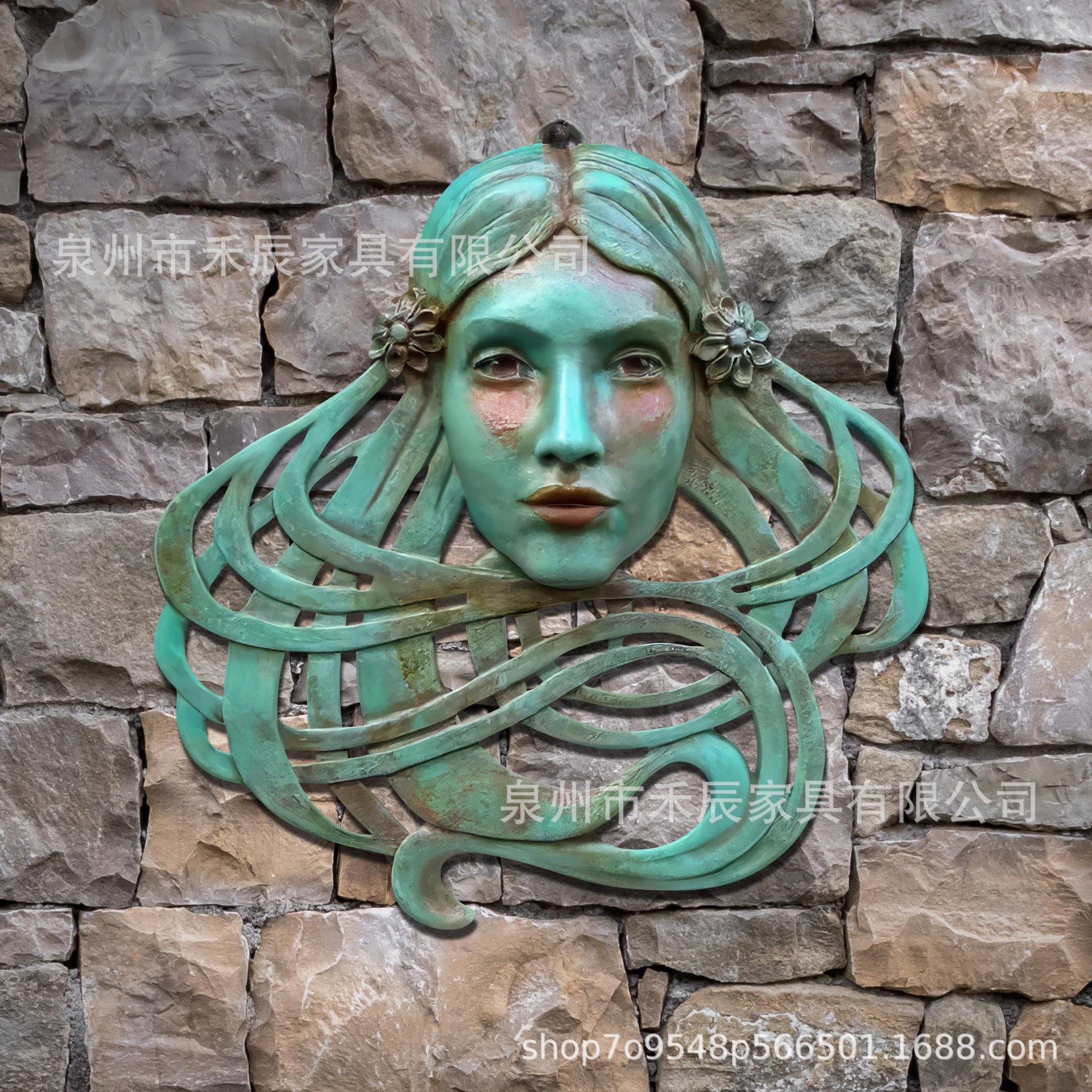 국경을 넘나드는 새로운 예술과 셀틱 스타일의 아름다운 여성 얼굴 모방 손으로 그린 ??파티나 스타일 효과 펜던트