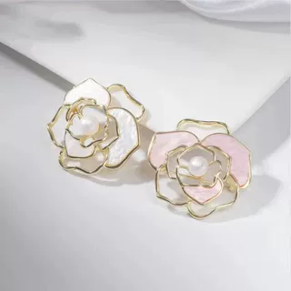 高档简约女士珍珠胸针百搭小众感设计气质鲜花别针小香风蝴蝶胸针