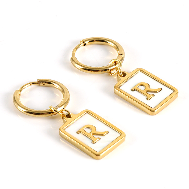 Cross-border ins estilo pendientes de letras de concha de acero inoxidable hembra 18K pendientes de acero de titanio de oro 26 letras pendientes cuadrados hembra