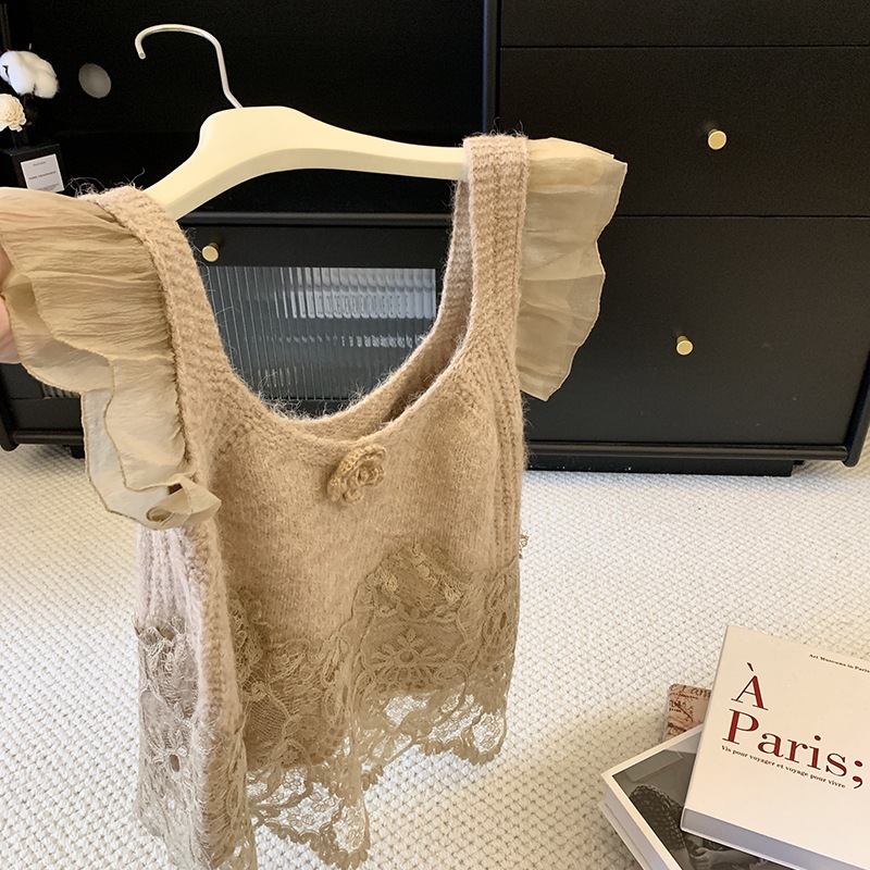 Real shot of 2026 Autumn French fashion design lace-trimmed off-shoulder sweater, simple and versatile women's top