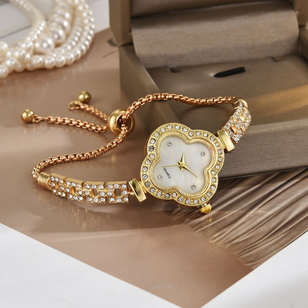Reloj de pulsera de trébol de cuatro hojas para mujer con incrustaciones de diamantes, lujo ligero, nicho, temperamento de moda de alta gama, exquisito nuevo estilo, pulsera para mujer, reloj para mujer