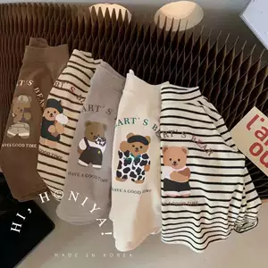 เสื้อตัวบนกันหนาวคอเต่าผ้าเดอรอนสำหรับเด็ก คอลเลกชันใหม่ฤดูใบไม้ร่วง-ฤดูหนาว 2025 เสื้อผ้าเด็กทารกชายหญิง ลายหมี แขนยาว ใส่เป็นเสื้อตัวใน