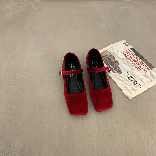 Autumn retro Mary Jane shoes square toe with a strap