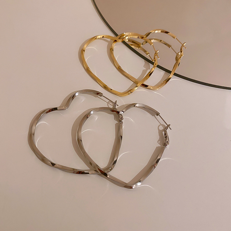 Fashion Simple Heart-shaped Simple Alloy Hoop Earrings display picture 4