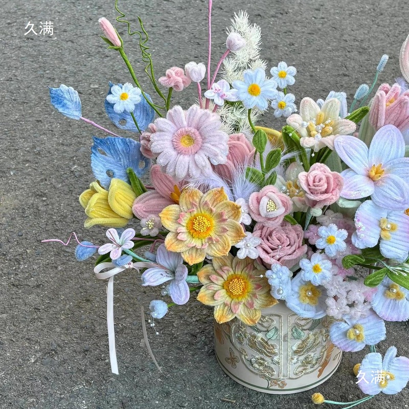 ツイストな花束の手作りの材料を包んで、バラを抱いて桶の花を抱いて彼女の親友にプレゼントします。|undefined