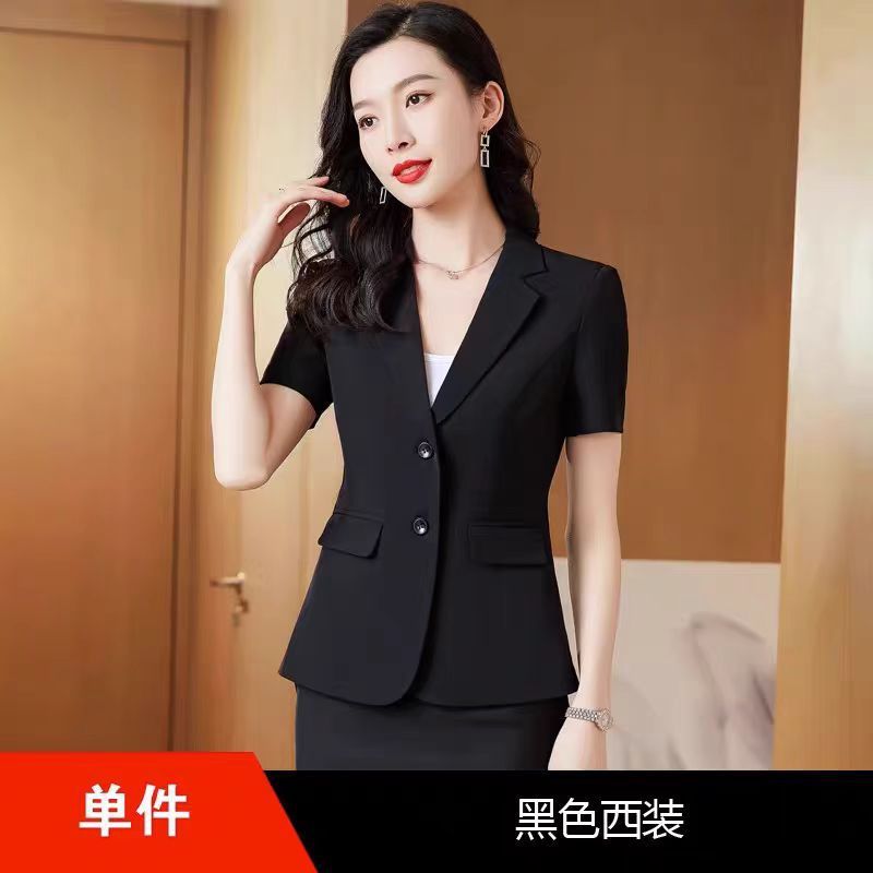 黒い小柄なスーツの女性春秋高級ホテルのフロントの職業作業服の事業はスーツのコートを編みます。|undefined