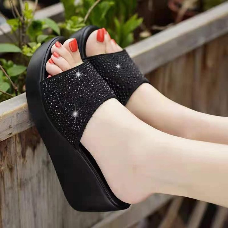 Mamá zapatillas de tacones altos de verano nuevas zapatillas de moda de fondo grueso de diamante de mediana edad de las mujeres con zapatillas de tacones frías para usar