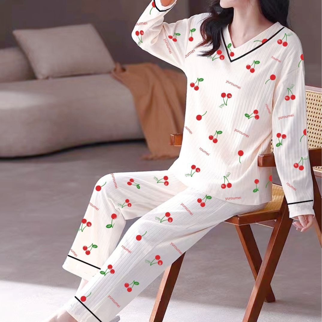 가슴 패드가 달린 작은 체리 슈트