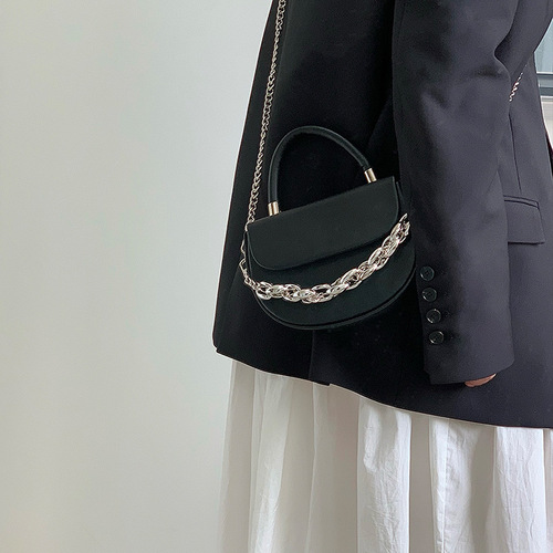 2024 summer new style clamshell saddle bag for women, niche design, stylish chain bag, crossbody small square bag for women