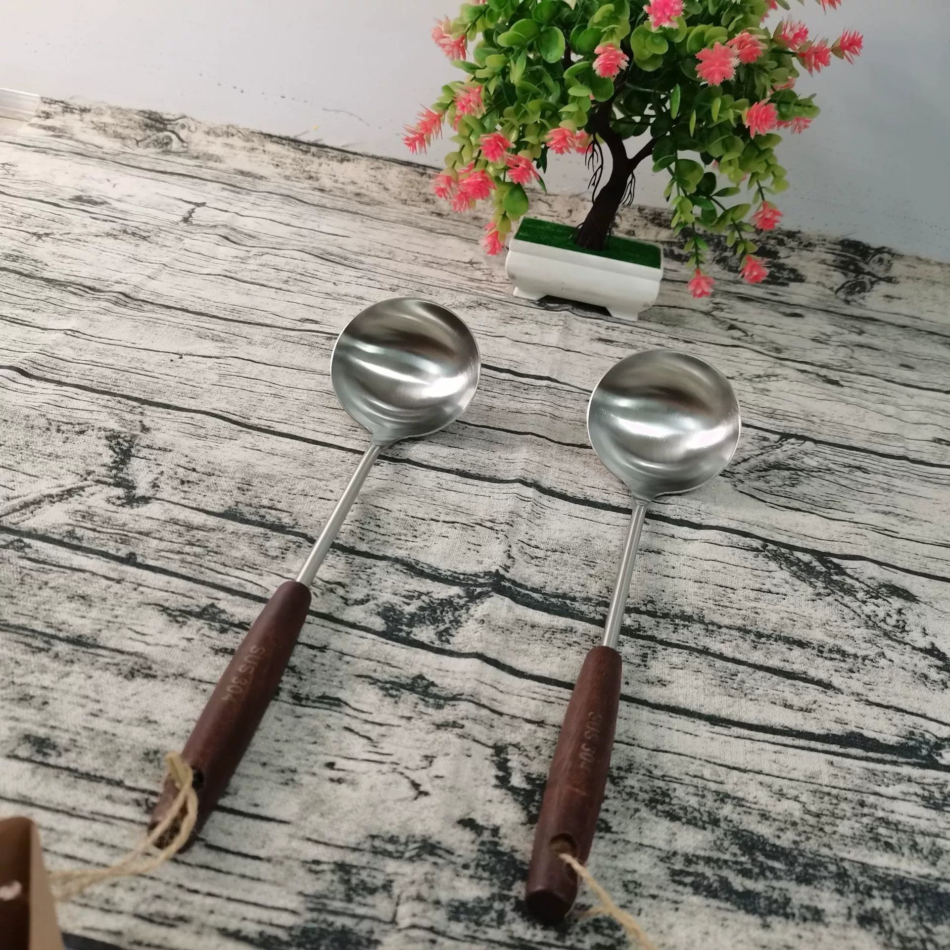 304 ложка из нержавеющей стали ложка для горячего горшка кухонная утварь винтажная деревянная ложка с ручкой Бытовая ложка для супа подарочная посуда костюм