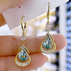 高級感紫の新型ジルコンの幾何学的な水滴のイヤリングの小衆の軽豪華な気質は顔のやせている耳飾りを現します。
