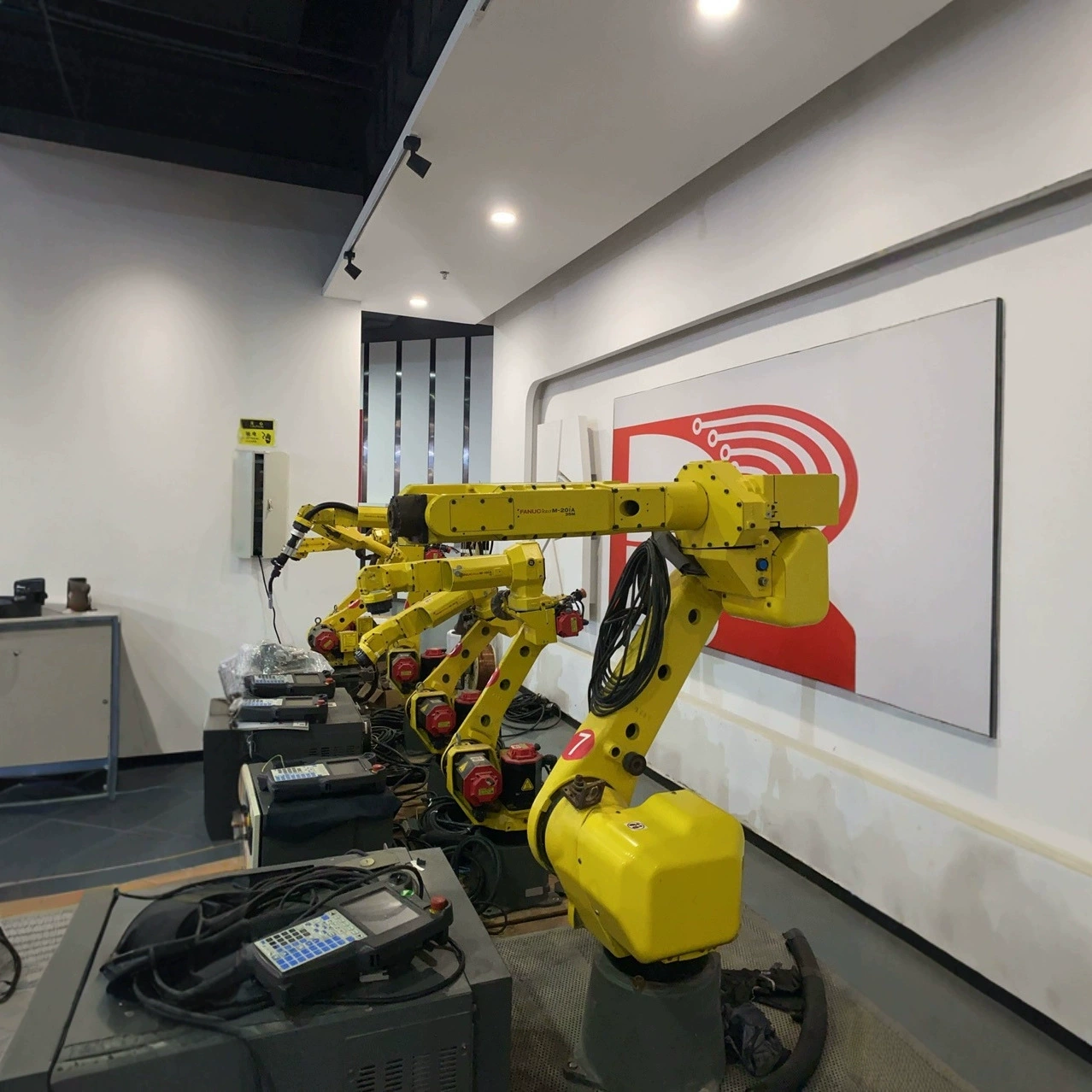 Продается робот Fanuc M-20iA/35M, почти новый, работает отлично без обслуживания, б/у.