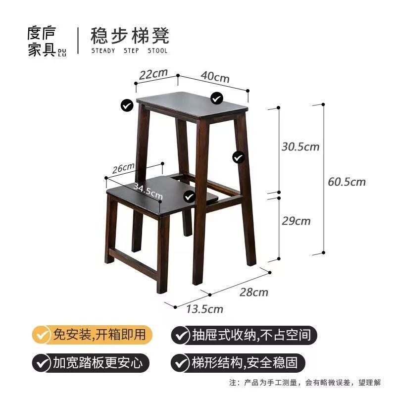 家庭用多機能は着実にはしごを上げて、小さなベンチに二、三歩の小さなステップのはしごの階段の客間の寝室の棚に登ります。|undefined