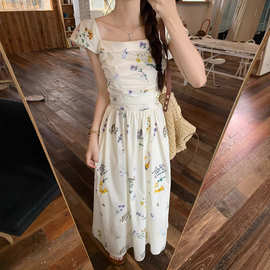小飞袖方领碎花连衣裙子女夏季2026新款海边度假茶歇法式气质长裙