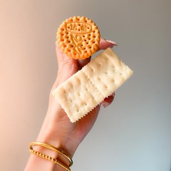 手機殼氣囊支架桌面可伸縮ins小眾趣味零食仿真蘇打餅乾指環簡約