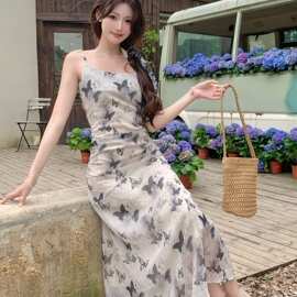 法式黑色蝴蝶印花吊带连衣裙子女装2026新款夏季褶皱收腰显瘦长裙
