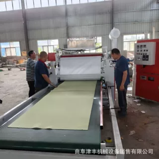 聚氨酯海绵背胶机 波峰吸音棉离型纸不干胶复合机 低密度海绵过胶