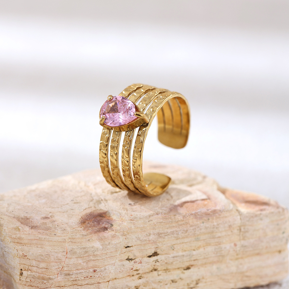 Anillo de acero inoxidable de alta calidad ligero y lujoso, anillo de zircon rosa pálido incrustado en titanio para mujeres no se desvanece