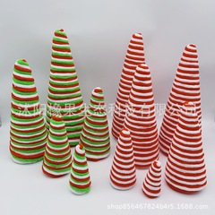 クリスマスの保麗龍キャンデーは色の太い綿毛の線を結んで木の塔 (2種類の色) の祝日の装飾用品を巻きます。