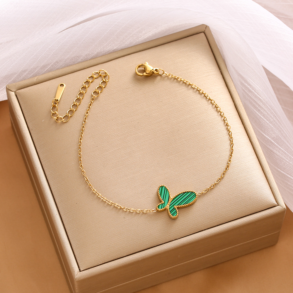 Pulsera de trébol de acero titanium vendedora caliente transfronteriza europea y americana con incrustaciones de concha pulsera colgante pulsera de diseño avanzado sin desvanecimiento al por mayor