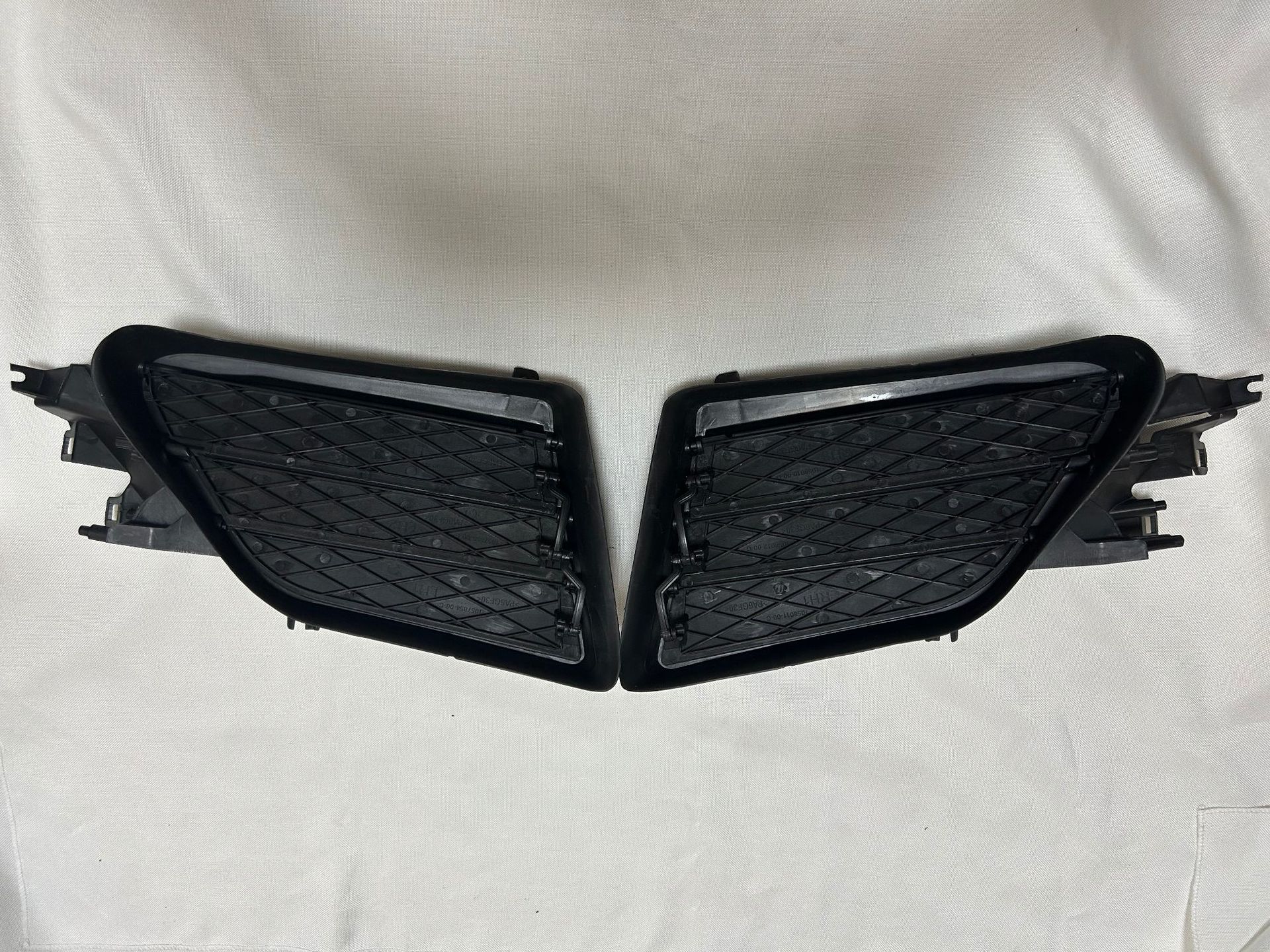 Suitable for Tesla accessories ModelS brand new front fog lamp frame grille 1057851 1058007