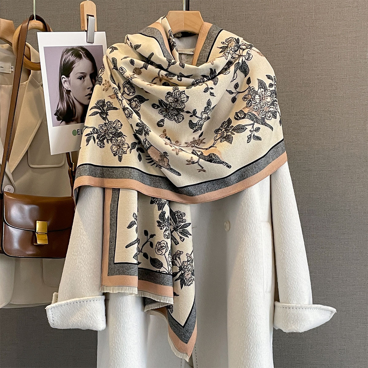 Nuova collezione autunno/inverno 2026: sciarpa in cashmere da donna, sensazione di alta qualità, mantello leggero di lusso con lettera H invernale, scaldacollo spesso e caldo_voghion.com