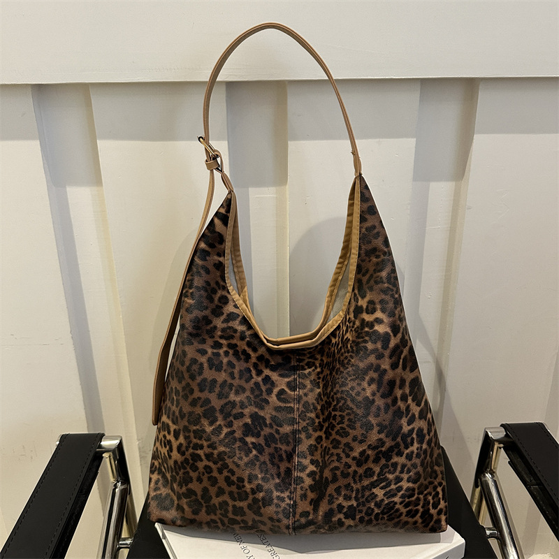 Bolsas de ocio coreanas de gran capacidad, bolsas debajo de las axilas, mujeres 2024 nuevas moda de leopardo, bolsas de mano populares.