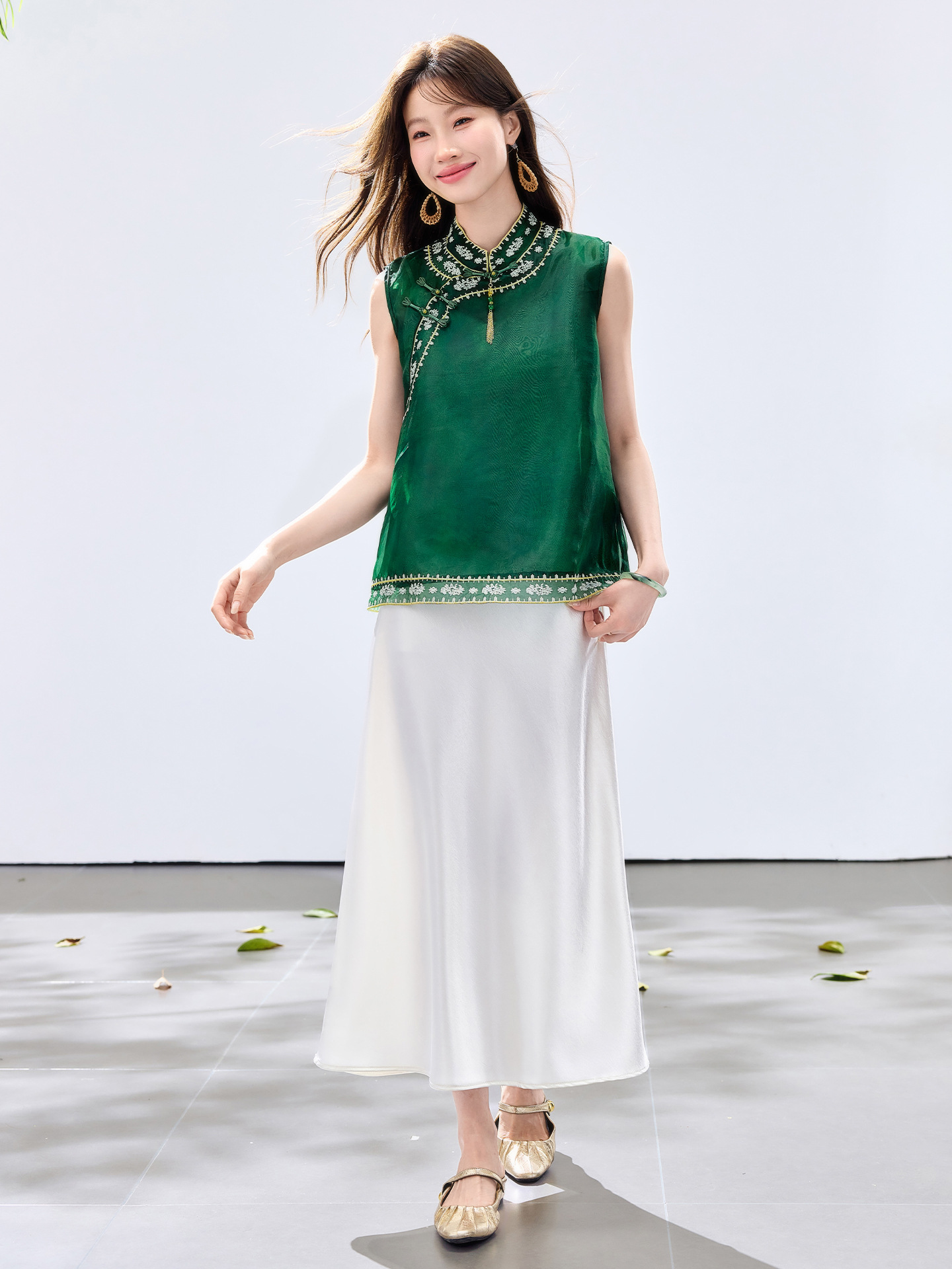 Đầm hai dây kèm áo vest lửng thêu hoa cổ đứng nữ tính — màu hồng đậm, Xanh lục
