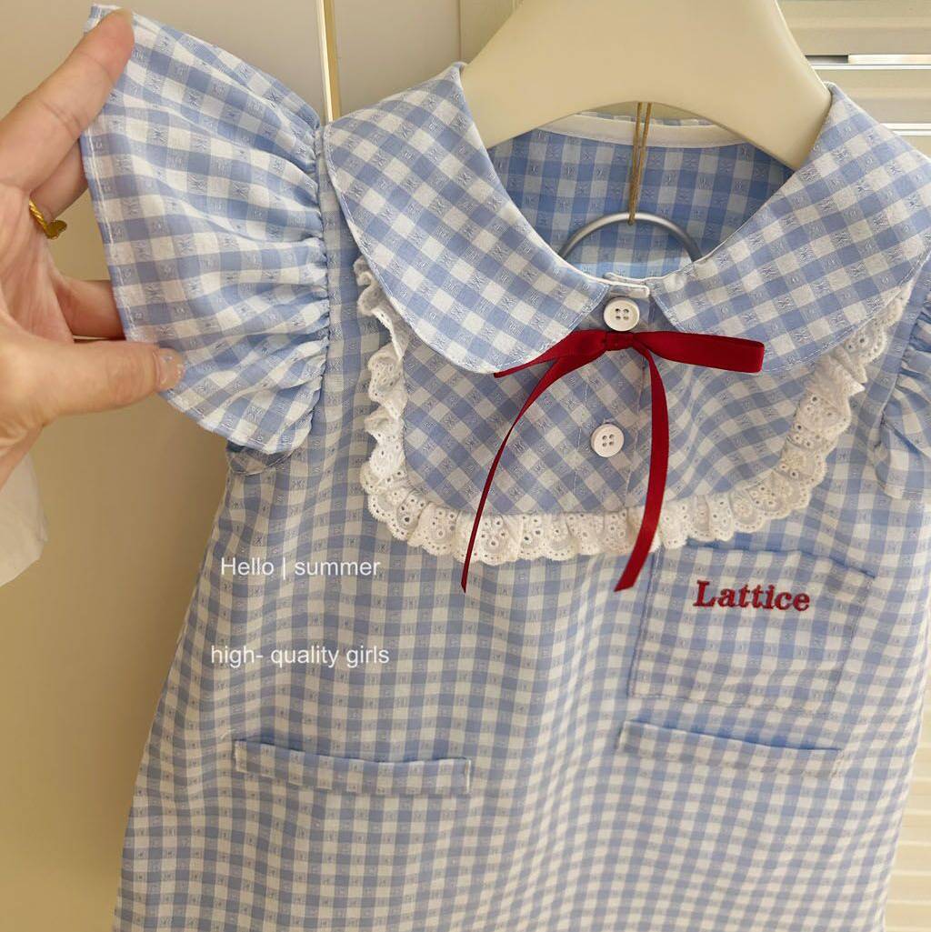 Xianning Seven 2024 Vestido de manga voladora a cuadros azul estilo universitario para niñas Vestido de muñeca de encaje coreano de verano para bebés