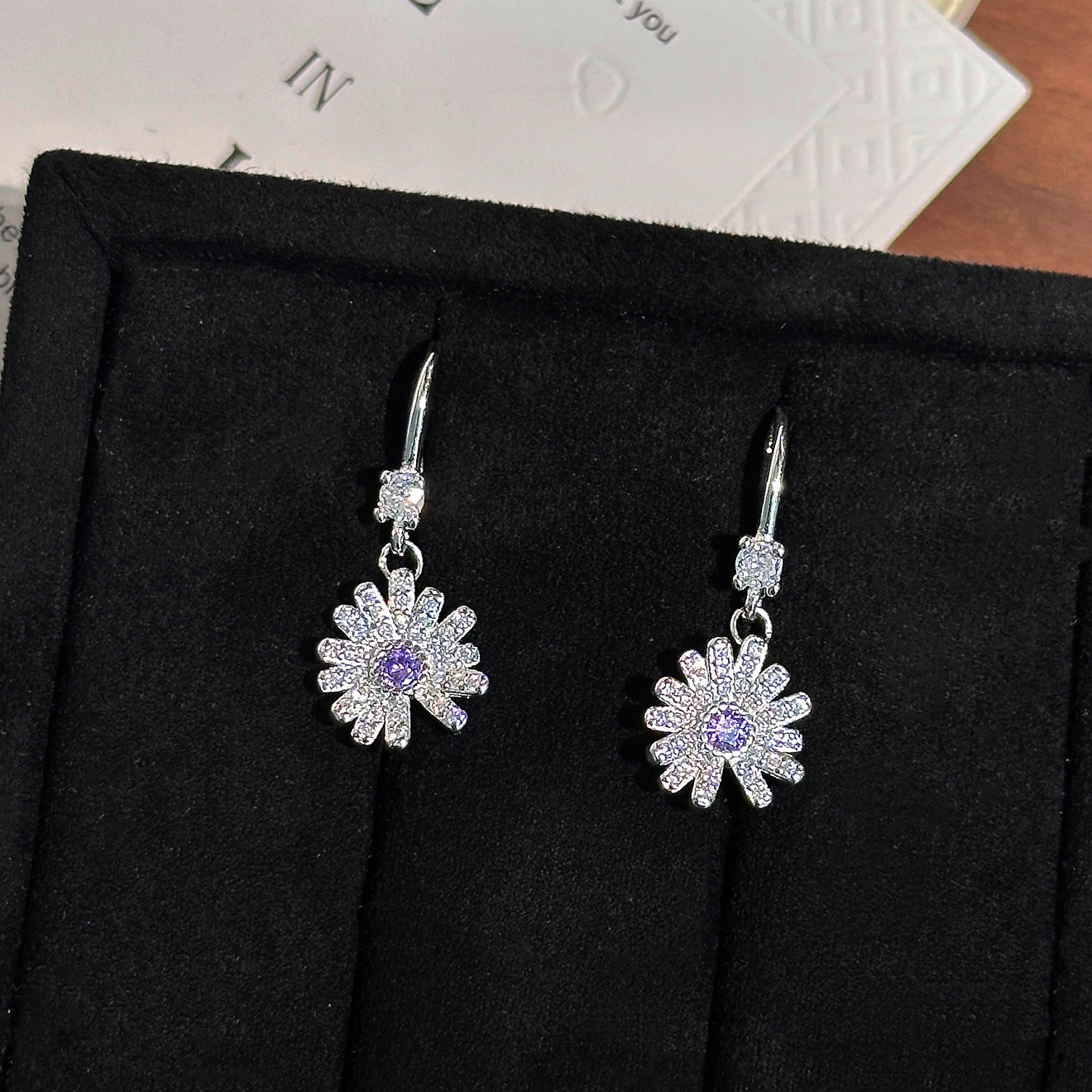 Daisies pendientes de orejas de lujo ligero de diseño de alto nivel gancho de orejas de flores pequeñas joyas de orejas frescas al por mayor pendientes transfronterizos al por mayor