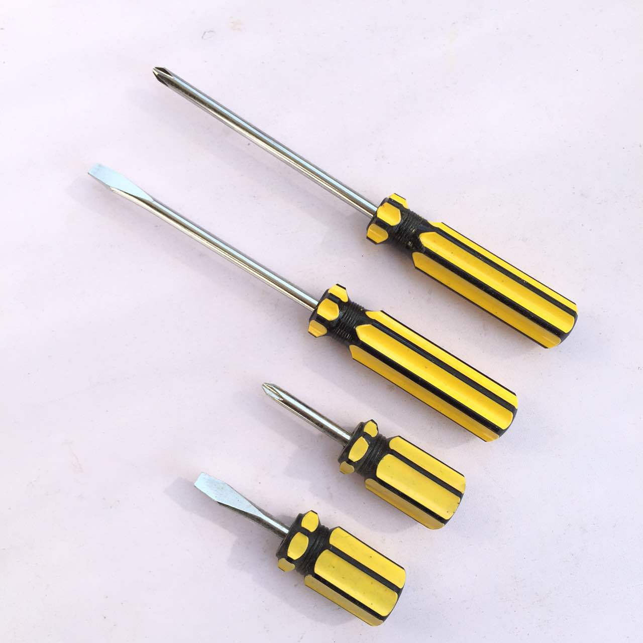 Amarillo y negro mango destornillador color mango una palabra cruz tornillo destornillador tornillo de hardware general