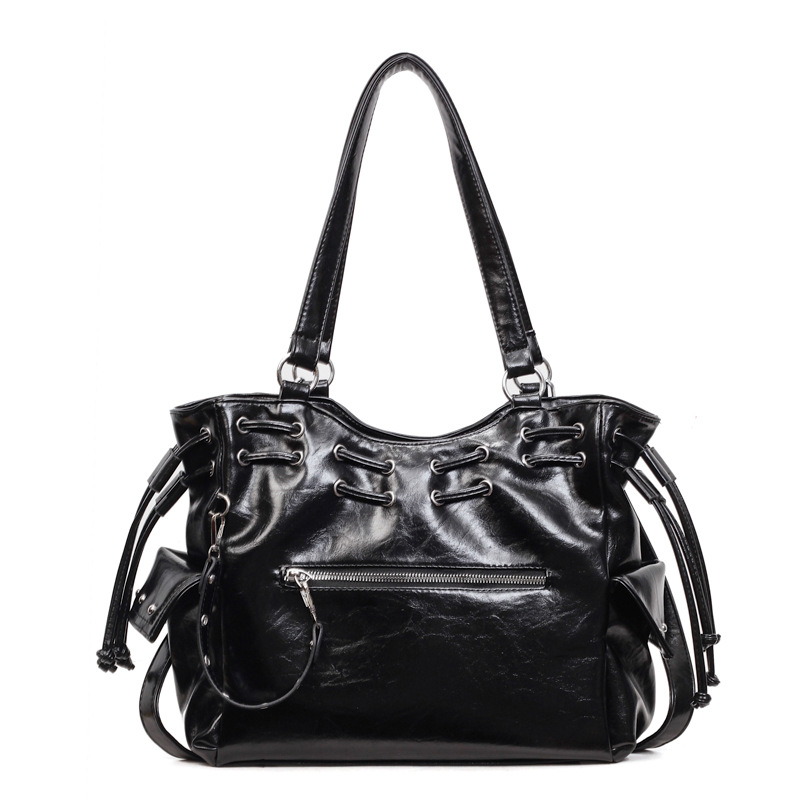 Bolsa de diseño de nicho coreano para mujeres 2026 nuevo remache transfronterizo locomotora viento de gran capacidad mochila de hombro