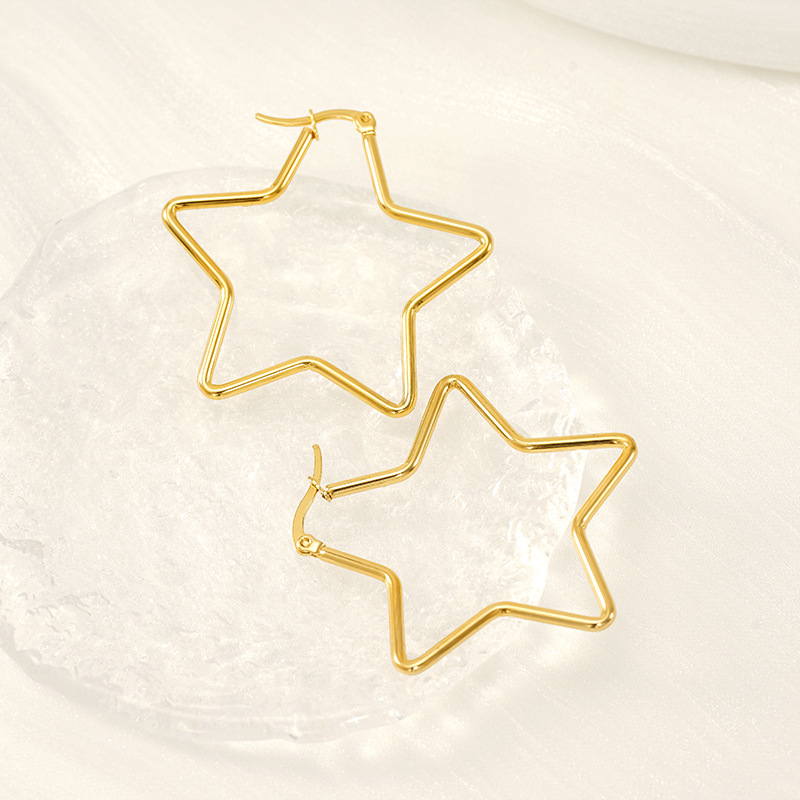 Pendientes de acero inoxidable exagerados geométricos europeos y americanos transfronterizos Pendientes de estrella de cinco puntas simples y versátiles de acero de titanio chapado en oro